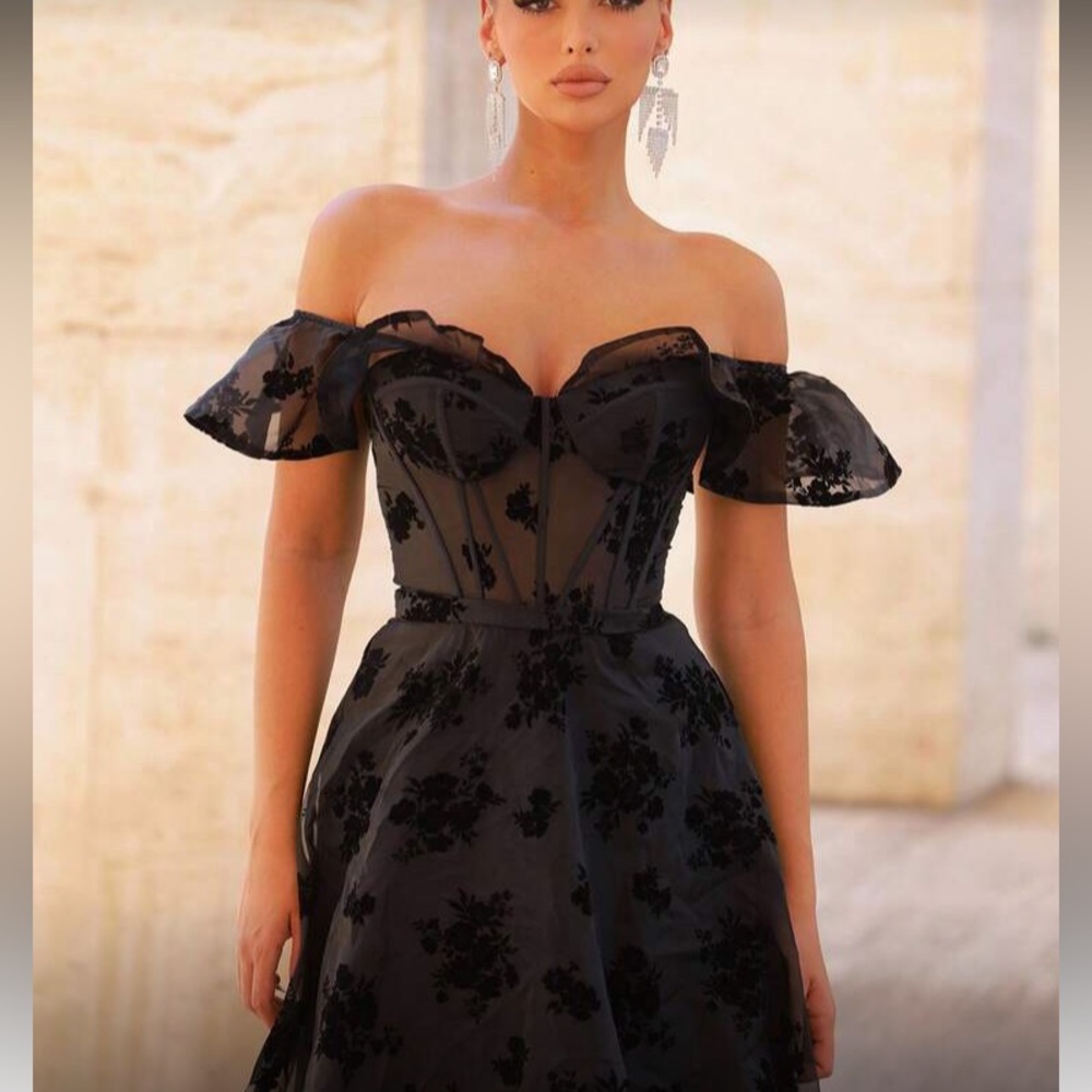 Elegant Off-Shoulder Black Strapless Evening Dress